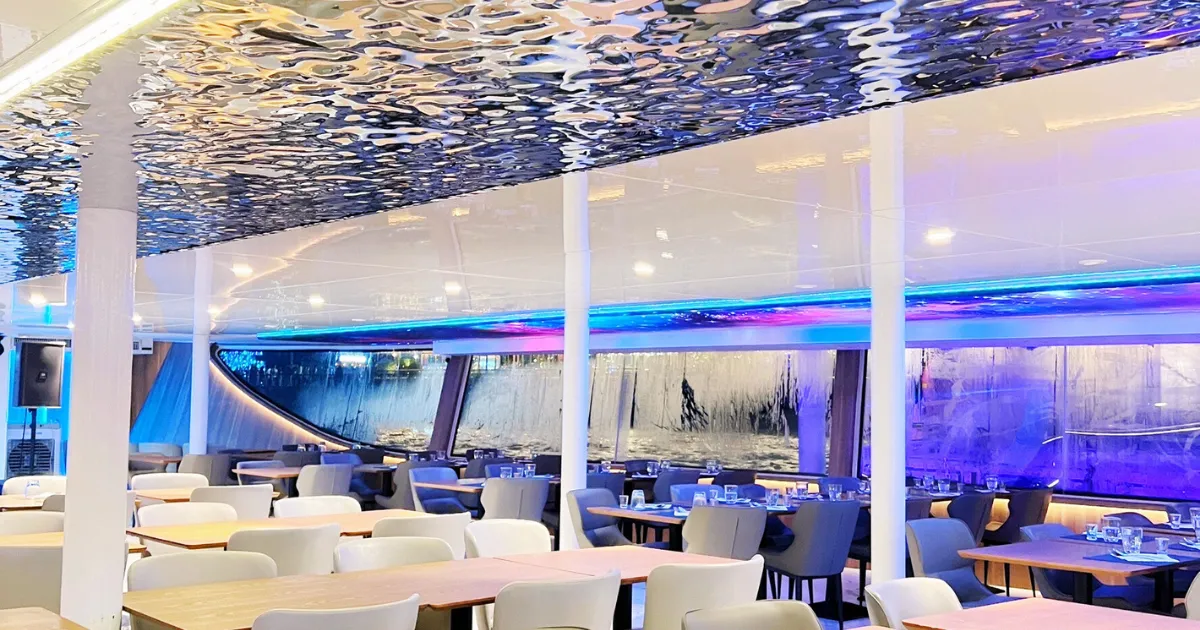 ที่นั่งในโซนห้องแอร์ของเรือบุฟเฟ่ต์เดอะ แพลนเน็ต ครูซ เย็นสบายมาก